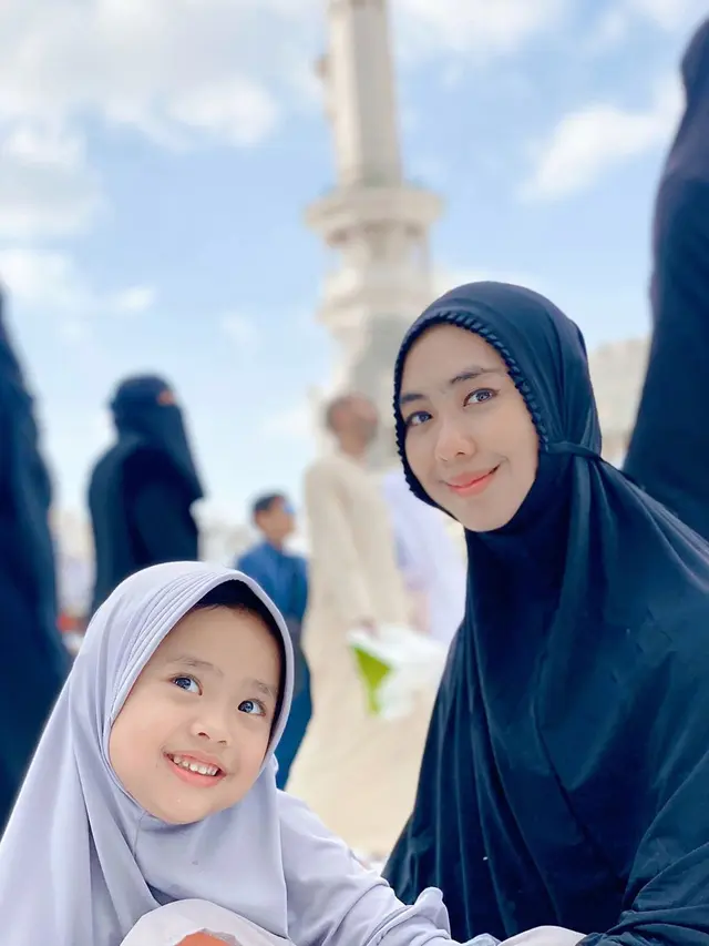 Tak Mau Tampil Terbuka, Ini 7 Potret Anak Seleb dalam Balutan Hijab