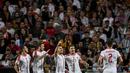 Selebrasi gol Serbia yang dicetak Dusan Tadic pada laga kedua kualifikasi Piala Eropa 2020 yang berlangsung di Stadion Da Luz, Lisbon, Senin (27/3). Portugal raih hasil imbang 1-1 kontra Serbia. (AFP/Patricia de Melo)
