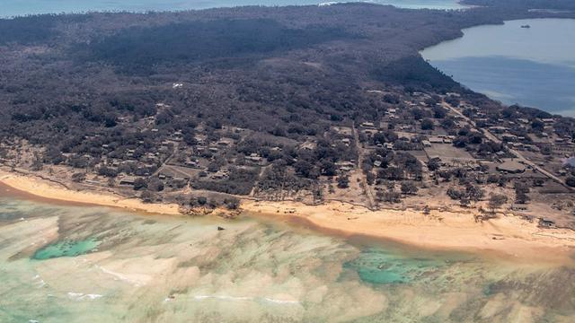 Foto dari udara yang diabadikan oleh pesawat Orion milik Angkatan Udara Selandia Baru pada 17 Januari 2022 ini menunjukkan pemandangan pulau utama di Tonga usai letusan gunung berapi. (Xinhua/Kementerian Pertahanan Selandia Baru)