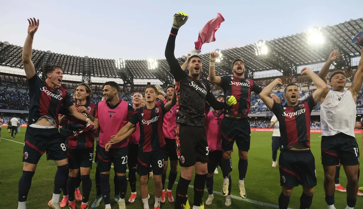 Para pemain Bologna merayakan kemenangan atas Napoli di penghujung laga giornata ke-36 Serie A 2023/24 di Stadion Diego Armando Maradona, Sabtu (11/5/2024) malam WIB. (Alessandro Garofalo/LaPresse via AP)