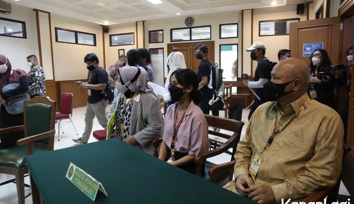 Tyna Kanna Hadiri Sidang Cerai Perdana (Bayu Herdianto/© KapanLagi.com)