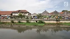 Pemukiman semipermanen berjejer di pinggir Kali Besar Timur, kawasan Kota Tua, Jakarta, Minggu (30/9). Kondisi kali yang berada di sisi timur Kota Tua ini sangat kontras dengan Kali Besar Barat. (Merdeka.com/Iqbal Nugroho)