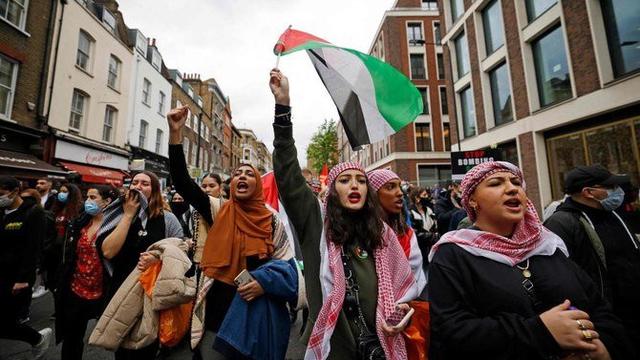 Aktivis pro-Palestina melakukan aksi dukungan di kota London, Inggris pada 15 Mei 2021.