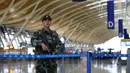 Seorang polisi milliter bersenjata berjaga di dekat lokasi ledakan di Bandara Internasional Pudong, Shanghai, China, Minggu (12/6). Sebelumnya, terjadi sebuah ledakan yang disebabkan oleh "bahan peledak buatan" dan melukai empat orang. (REUTERS/Aly Song)