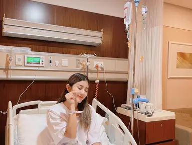 Penyanyi dangdut pemilik nama lengkap Ghalia Robyul Adawiyah baru saja menjalani operasi usus buntu. Ghea Youbi pun sempat membagikan beberapa momen selama di Rumah Sakit. (FOTO: instagram.com/gheayoubi/)