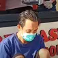 Tersangka AJ (45), orangtua siswa yang menganiaya seorang guru SMA di Rejang Lebong, Bengkulu akhirnya menyerahkan diri ke polisi (foto: YouTube Liputan6).