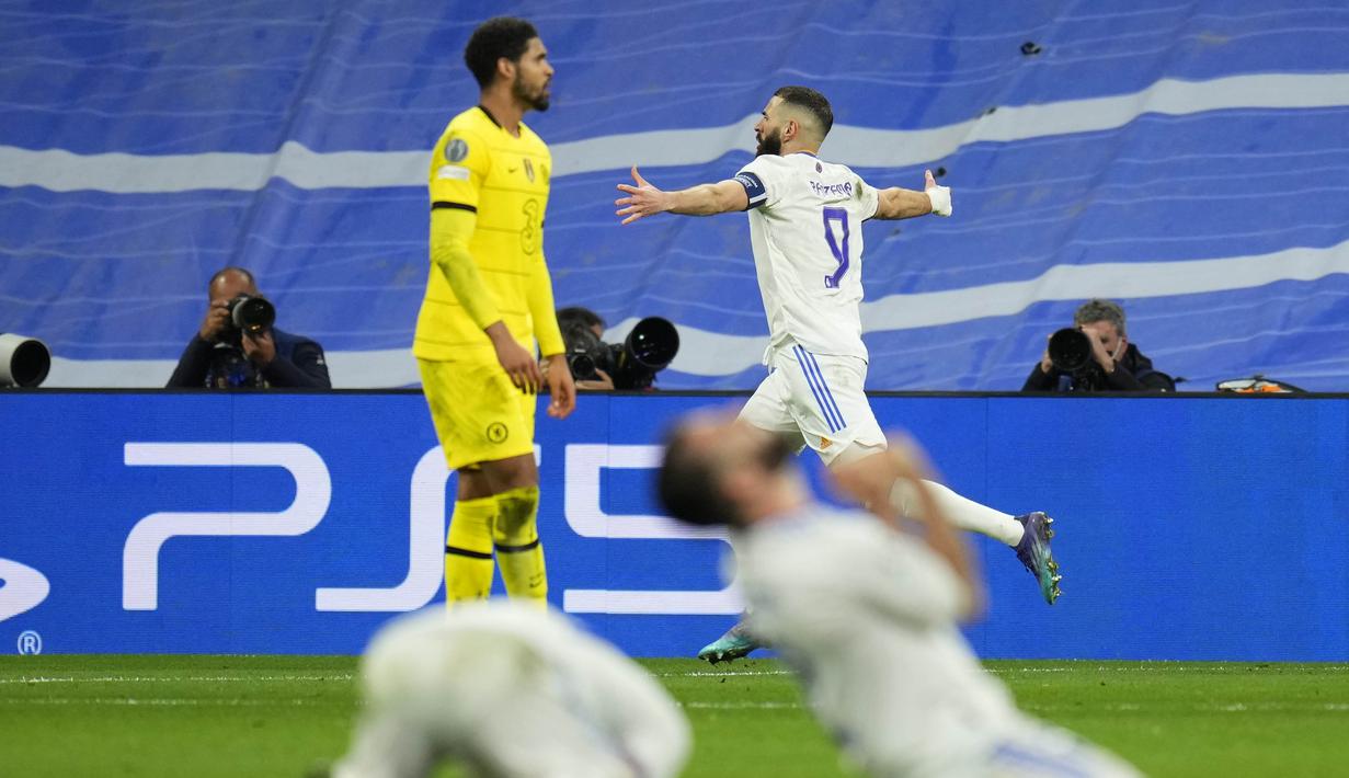Pada menit ke-96, Karim Benzema mencetak gol balasan kedua. Serangan balik, Vinicius Junior lolos di sayap kiri dan mengirim umpan tarik untuk disambut sundulan Benzema. Skor berubah menjadi 2-3. (AP/Manu Fernandez)