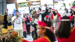 Penari berkostum tradisional Indonesia menari dalam perhelatan Indonesia Menari 2019 di Grand Indonesia, Jakarta, Minggu (17/11/2019). Indonesia Menari 2019 digelar secara serentak di tujuh kota besar dengan melibatkan sekitar 7.000 penari (Liputan6.com/Faizal Fanani)