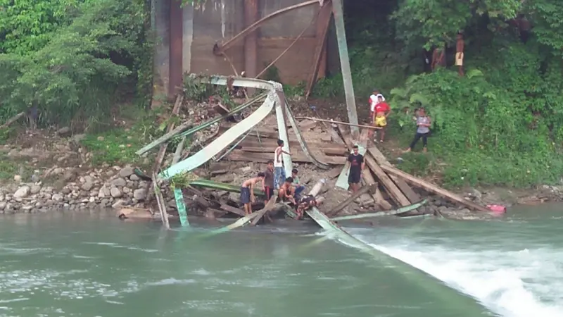 Jembatan Sikabu yang menjadi jalur alternatif menuju lokasi kegiatan MTQ ke-27 Nasional ambruk.