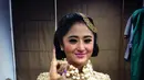 Foto selfie pilpres Dewi Persik tampak matching antara tinta dengan kuteks yang dikenakannya. (Twitter/ Dewiperssik)