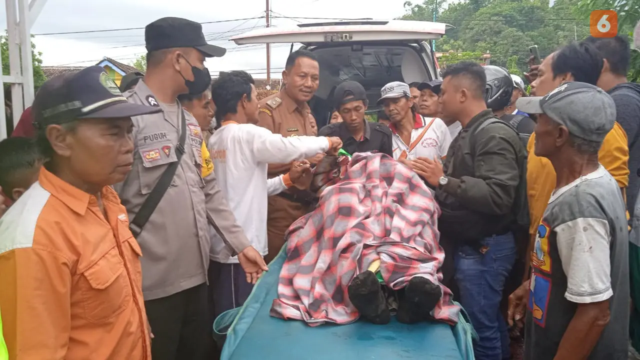 Korban tersambar petir KS (52) dilarikan ke puskesmas terdekat setelah tersambar petir di tengah sawah (Hermawan Arifianto/Liputan6.com)