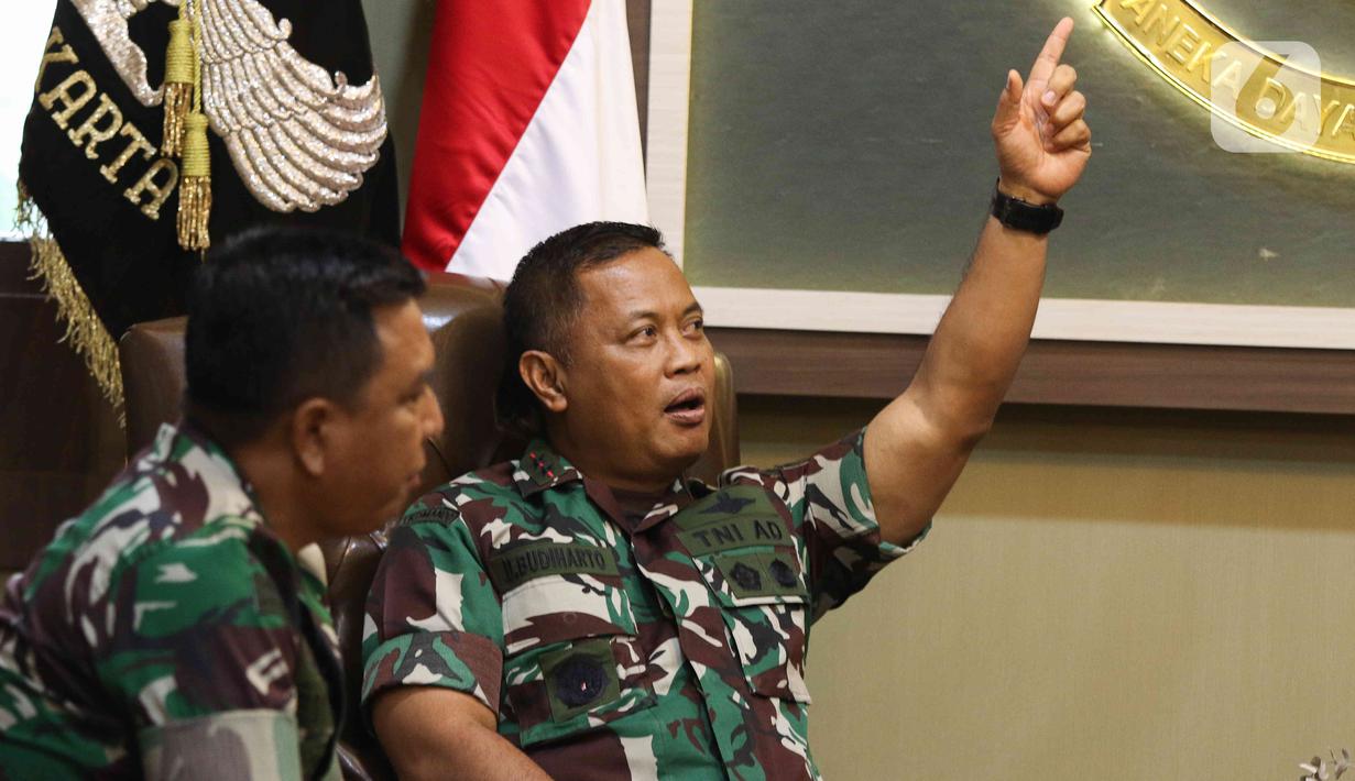 Panglima Kodam (Pangdam) Jaya Mayor Jenderal Untung Budiharto saat silaturahmi dengan SCM/Emtek Group Audiensi di  Markas Kodam Jaya, Jakarta, Senin (5/12/2022). PT Elang Mahkota Teknologi Tbk/ Surya Citra Media (SCM) bersilaturahmi dengan Pangdam Jaya dan staf, untuk memelihara dan kembali membangun kerjasama antara Emtek dan Komando Daerah Militer Jayakarta ( Kodam Jaya). (Liputan6.com/Herman Zakharia)