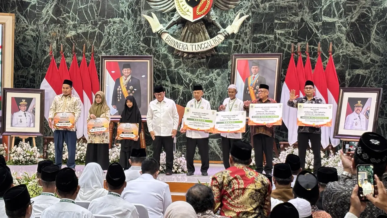 Gubernur DKI Jakarta Pramono Anung menyerahkan bantuan umrah secara simbolis kepada puluhan marbot masjid di wilayah ibu kota.