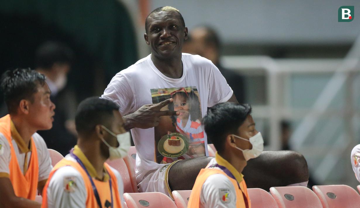 Pemain Martapura Dewa United, Herman Dzumafo berpose menunjukkan kaos bergambar sang putri saat menghadapi PSIM Yogyakarta dalam laga perebutan tempat ketiga Liga 2 2021 di Stadion Pakansari, Bogor, Kamis (30/12/2021). (Bola.com/Bagaskara Lazuardi)