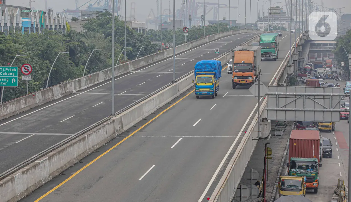 Kendaraan melintasi jalan tol Kebon Bawang, Tanjung Priok, Jakarta, Kamis (5/11/2020). Tarif baru Tol Jakarta Outer Ring Road (JORR) I, Jalan Tol Akses Tanjung Priok (ATP) dan Jalan Tol Pondok Aren-Ulujami mengalami kenaikan Rp 1.000 hingga Rp 1.500 dalam waktu dekat. (Liputan6.com/Faizal Fanani)