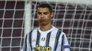 Striker Juventus, Cristiano Ronaldo tampak kecewa usai gagal memanfaatkan peluang dalam laga lanjutan Liga Champions 2020/21 Grup G melawan Barcelona di Camp Nou Stadium, Barcelona, Rabu (8/12/2020). (AP Photo/Joan Monfort)