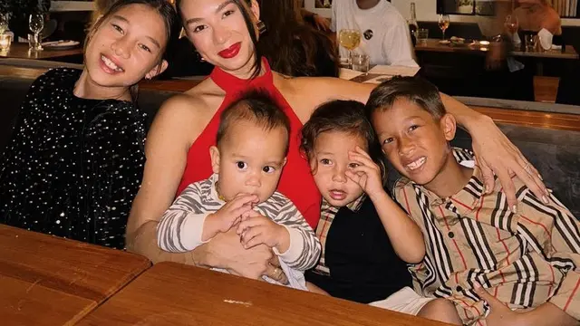 Gaya Jennifer Bachdim saat Christmas Dinner