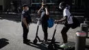 Polisi anti huru-hara memberi informasi tentang kewajiban penggunaan masker kepada warga di Marseille, Selasa (18/8/2020). Pemerintah Prancis mengirim polisi anti huru hara untuk membantu menegakkan peraturan penggunaan masker saat negara itu mencatat lonjakan kasus COVID-19. (AP Photo/Daniel Cole)