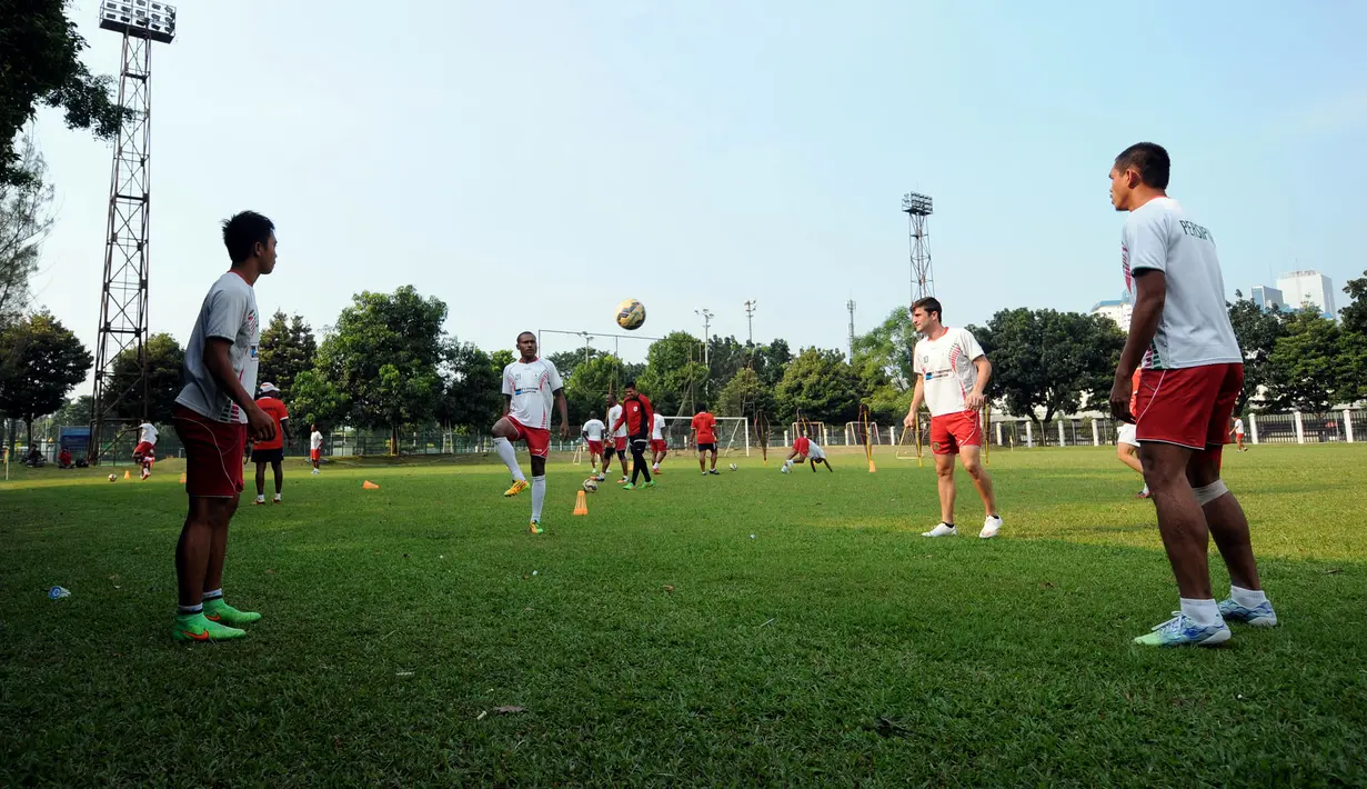 Sejumlah pemain Persipura kembali melakukan latihan di Lapangan C Senayan, Jakarta, Kamis (7/5/2015). Latihan tersebut merupakan persiapan jelang AFC 2015 di Bengaluru, India, 12 Mei mendatang. (Liputan6.com/Helmi Fithriansyah)