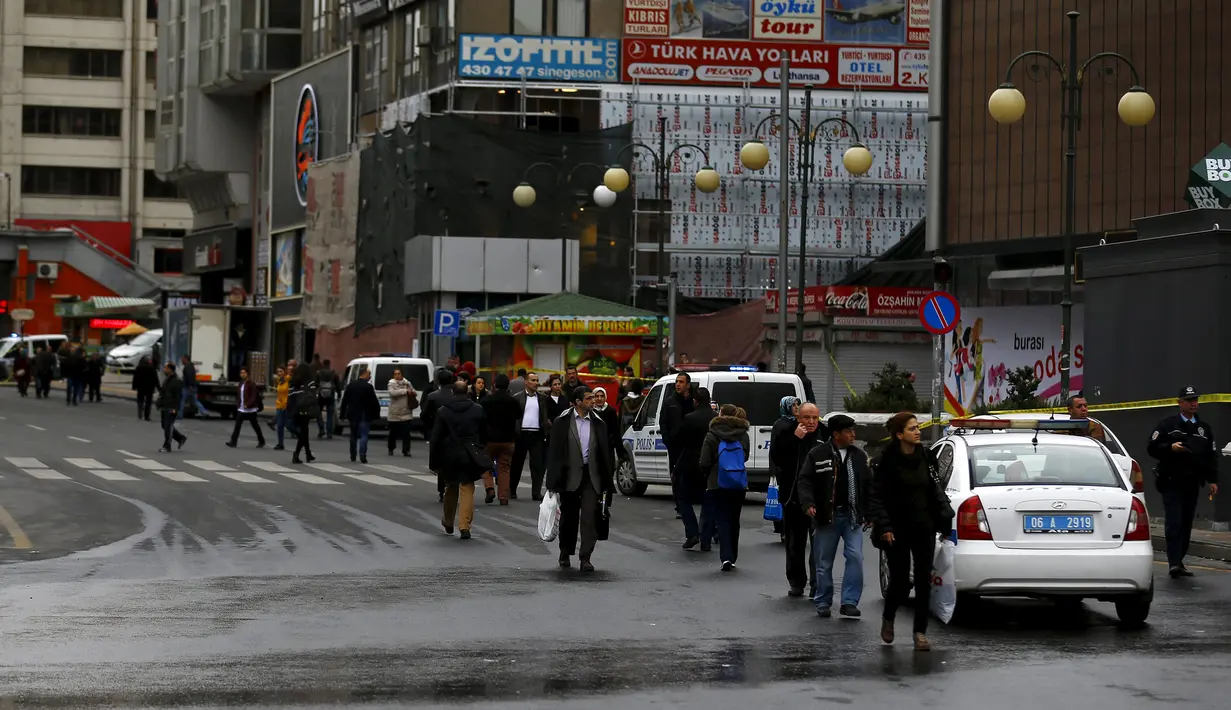Suasana dekat lokasi serangan bom bunuh diri di Ankara , Turki 14 Maret 2016. Pusat pembelanjaan ditutup dan jalan - jalan lalu lintas dijaga ketat untuk langkah keamanan. (REUTERS / Umit Bektas)