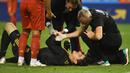 Kiper Belgia, Thibaut Courtois, kesakitan karena duel dengan pemain Portugal pada laga persahabatan di Stadion King Baudouin, Brussels, Sabtu (2/6/2018). Kedua negara bermain imbang 0-0. (AFP/Emmanuel Dunand)