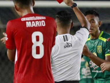 Pemain Persebaya Surabaya, Rizky Ridho (kedua dari kanan) mendapat kartu merah saat menghadapi Persik Kediri dalam laga Grup C Piala Menpora 2021 di Stadion Si Jalak Harupat, Bandung, Selasa (23/3/2021). (Bola.com/M Iqbal Ichsan)