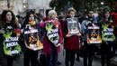 Sejumlah wanita memegang spanduk bertuliskan 'Amazon sedang terbakar, bertindak sekarang' selama protes meminta Presiden Brasil Jair Bolsonaro bertindak atas terbakarnya hutan Amazon di luar Kedutaan Besar Brasil di Buenos Aires, Argentina, Jumat (23/8/2019. (AP Photo/Natacha Pisarenko)