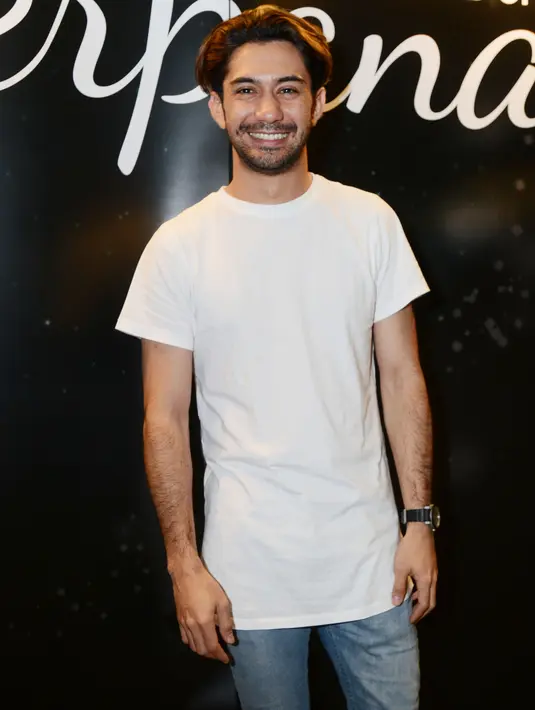 Pengalaman akting dan penghargaan yang sudah didapatkannya, nampaknya itu sangat berpengaruh terhadap kualitas yang dimiliki Reza Rahadian. Selain itu, secara finansial pun pasti sangat berpengaruh terhadap tawaran filmnya. (Galih W.Satria/Bintang.com)