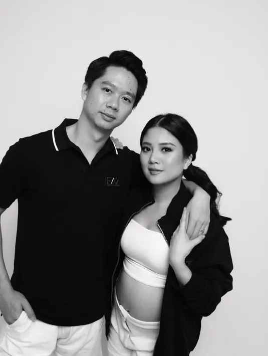 Sementara Kevin Sanjaya tampil simple dengan kaos polo dan celana putih [@valenciatanoe]