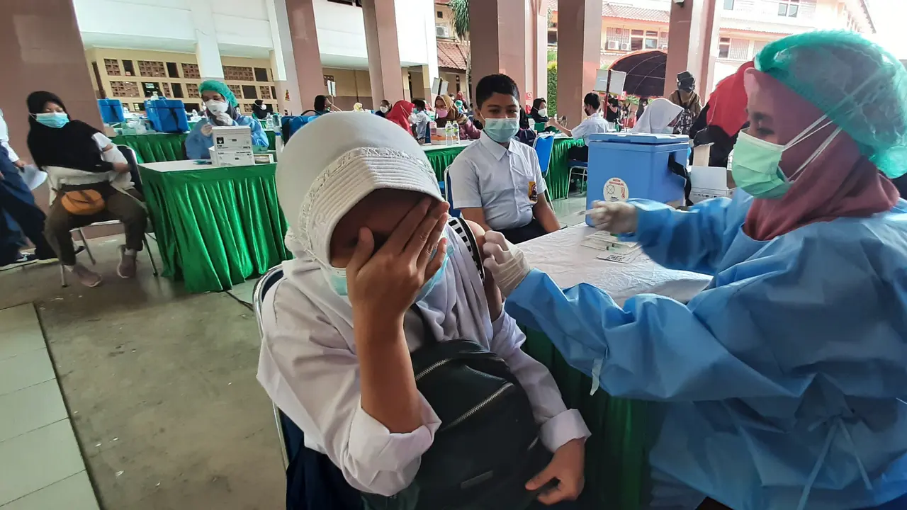 Pelajar di Kota Tangerang Divaksinasi Covid-19 Massal