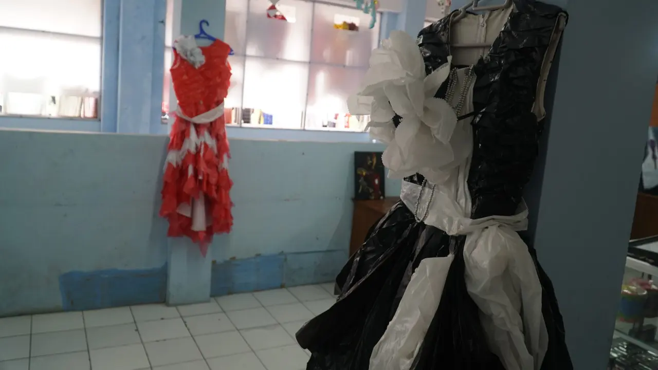 Gaun Limbah Plastik Karya Napi