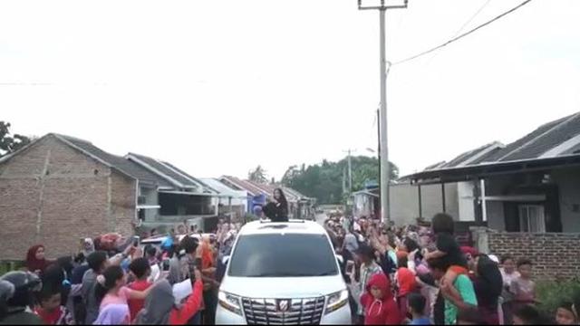 Beli Mobil Seharga Rp 1,8 Miliar Untuk Ayah, Ini 5 Potret Kendaraan Mewah Ria Ricis