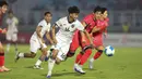 Garuda Muda sempat mendapat peluang emas melalui aksi Hokky Caraka yang menyusul bola liar lalu menusuk ke kotak penalti, sayang penyelesaiannya masih melenceng dari sasaran. (Bola.com/Abdul Aziz)