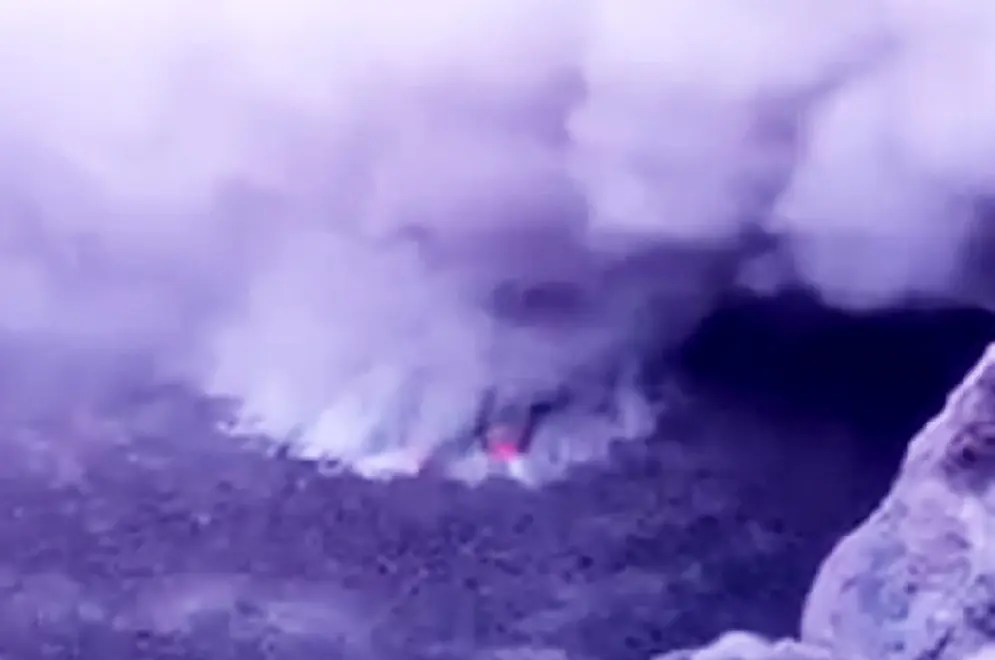 Wisatawan asal Rusia, Evgnil Cklippikov (36), mengunggah video rekaman aktivitas vulkanik di kawah Gunung Agung di media sosial. (Screenshot: Istimewa/Facebook)