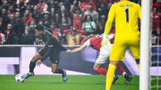 Pamain Real Madrid, Jude Bellingham, berusaha melepaskan diri dari penjagaan ketat pemain Braga, Serdar Saatci, pada matchday 3 Liga Champions 2023/2024 di Stadion Municipal, Rabu (25/10/2023). Madird menang dengan skor 2-1. (AFP/Miguel Riopa)