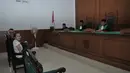  Hingga berada dalam ruang sidang pun, Ayu tetap tersenyum bahkan tetap bersikap ceria. Sidang Ayu Ting Ting terpaksa ditunda karena Enji tidak hadir (Liputan6.com/Rini Suhartini)