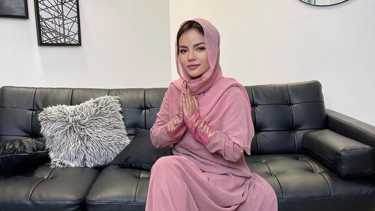 Demo Pakai Bikini, Ini 7 Potret Dinar Candy Pakai Hijab yang Bersahaja