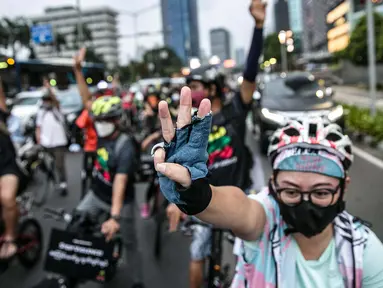 Peserta bersepeda saat melakukan aksi unjuk rasa bertajuk "‘Gowes for Democracy #SaveMyanmar" di kawasan Bundaran HI, Jakarta, Sabtu (17/4/2021). Aksi tersebut sebagai bentuk mengecam kudeta ilegal dan menuntut agar militer Myanmar (Tatmadaw) segera mengakhiri kekerasan. (Liputan6.com/Faizal Fanani)