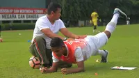 Pandi Lestaluhu, saat menjalani latihan ringan untuk memulihkan cedera. (Bola.com/Permana Kusumadijaya)