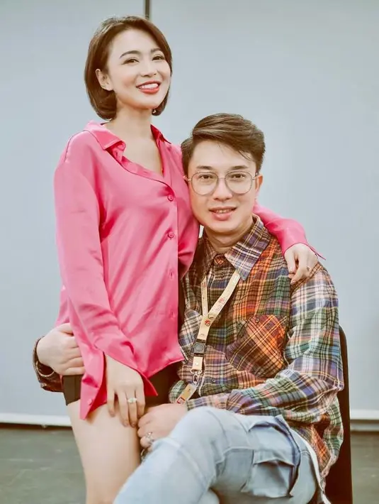 Serasi tampil fun dengan kemeja warna bold dan motif kotak colorful. (Foto: Instagram @maxadamkamil)