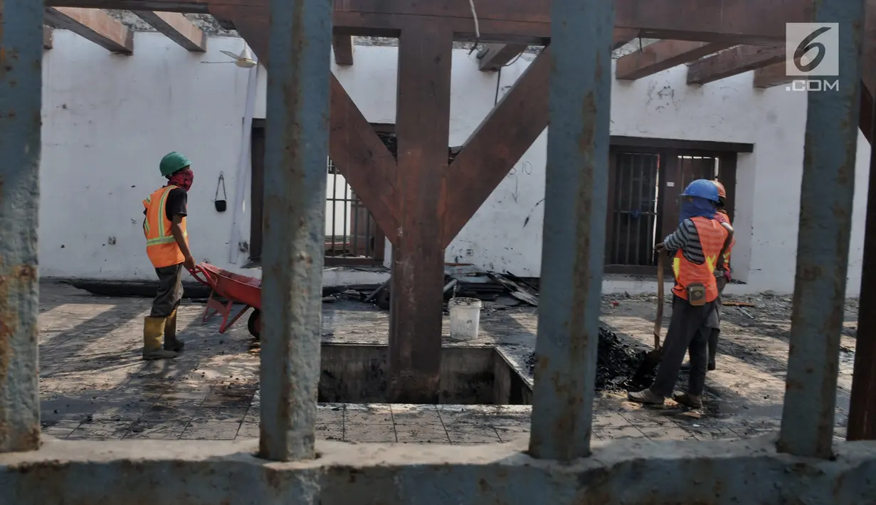 Pekerja menyelesaikan proyek Konservasi Museum Bahari di Penjaringan, Jakarta, Kamis (25/7/2019). Dalam rencana konservasi ini, perbaikan dilakukan terhadap dua zona yang cukup parah terdampak kebakaran, yakni Zona A dan Zona C Museum Bahari. (merdeka.com/Iqbal S Nugroho)