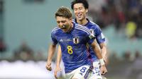 Pemain Timnas Jepang, Ritsu Doan melakukan selebrasi usai mencetak gol pertama Jepang ke gawang Timnas Jerman dalam laga matchday pertama Grup E Piala Dunia 2022 di Khalifa International Stadium, Doha, Qatar, Rabu (23/11/2022) malam WIB. (AP/Luca Bruno)