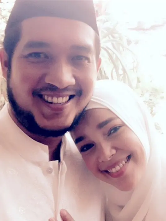 Artis cantik Dewi Sandra sempat mengalami kegagalan pernikahan sebanyak dua kali. Kini ia melabuhkan hatinya pada Agus Rahman, seorang petinggi salah satu pusat perbelanjaan terbesar di Jakarta. (via instagram/@dewisandra)