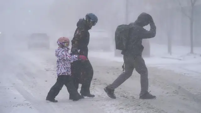 Cuaca musim dingin menyelimuti AS saat badai besar membuat suhu menerjang dan menciptakan kondisi pemadaman listrik.(Derek Gee / Buffalo News melalui AP)