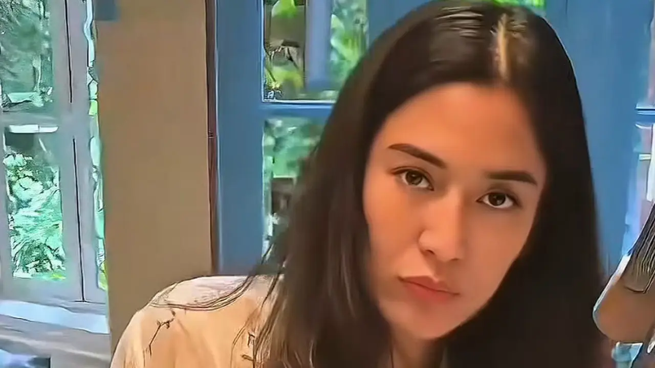 Tampilan Wajah Natural Dian Sastrowardoyo saat masak