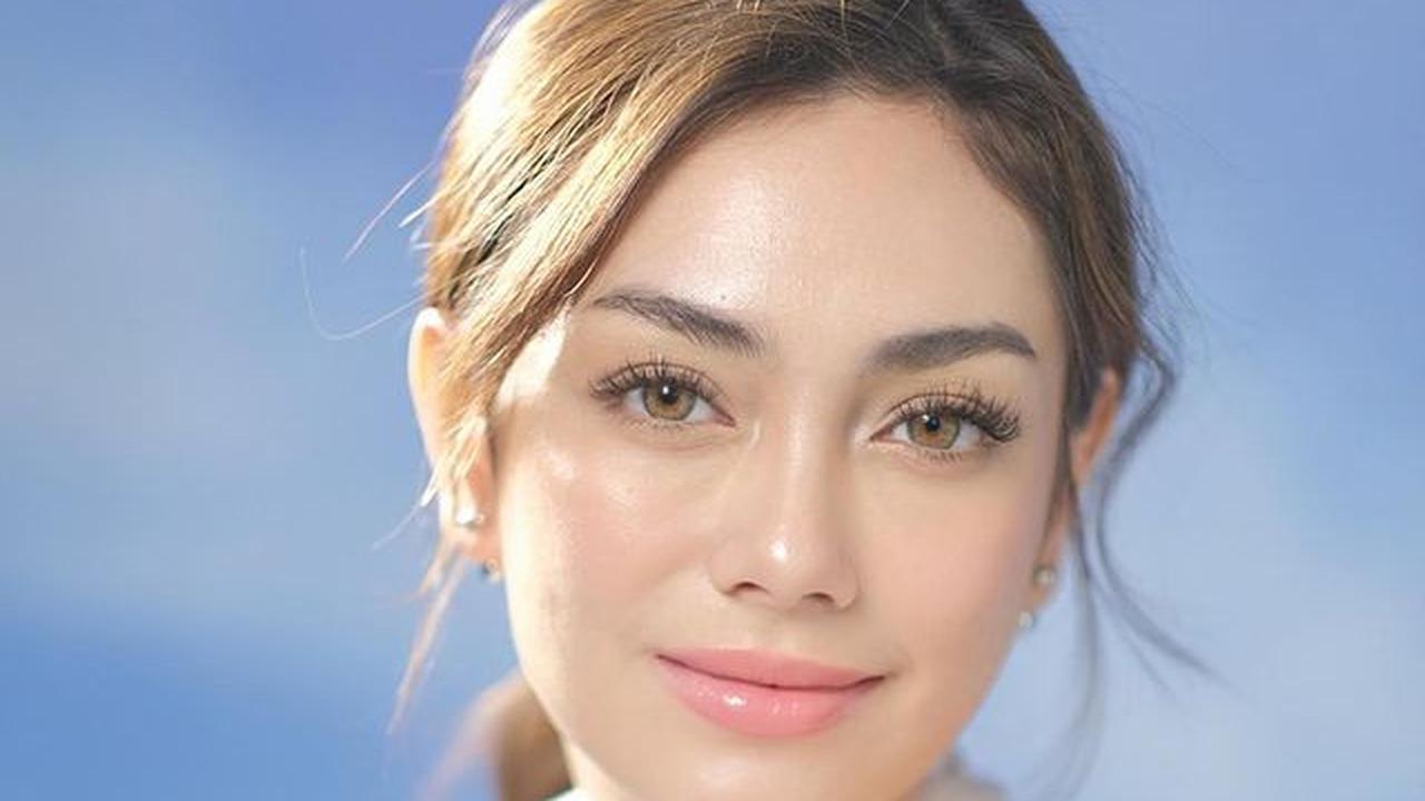 Celine Evangelista dengan makeup flawless (Instagram/celine_evangelista)