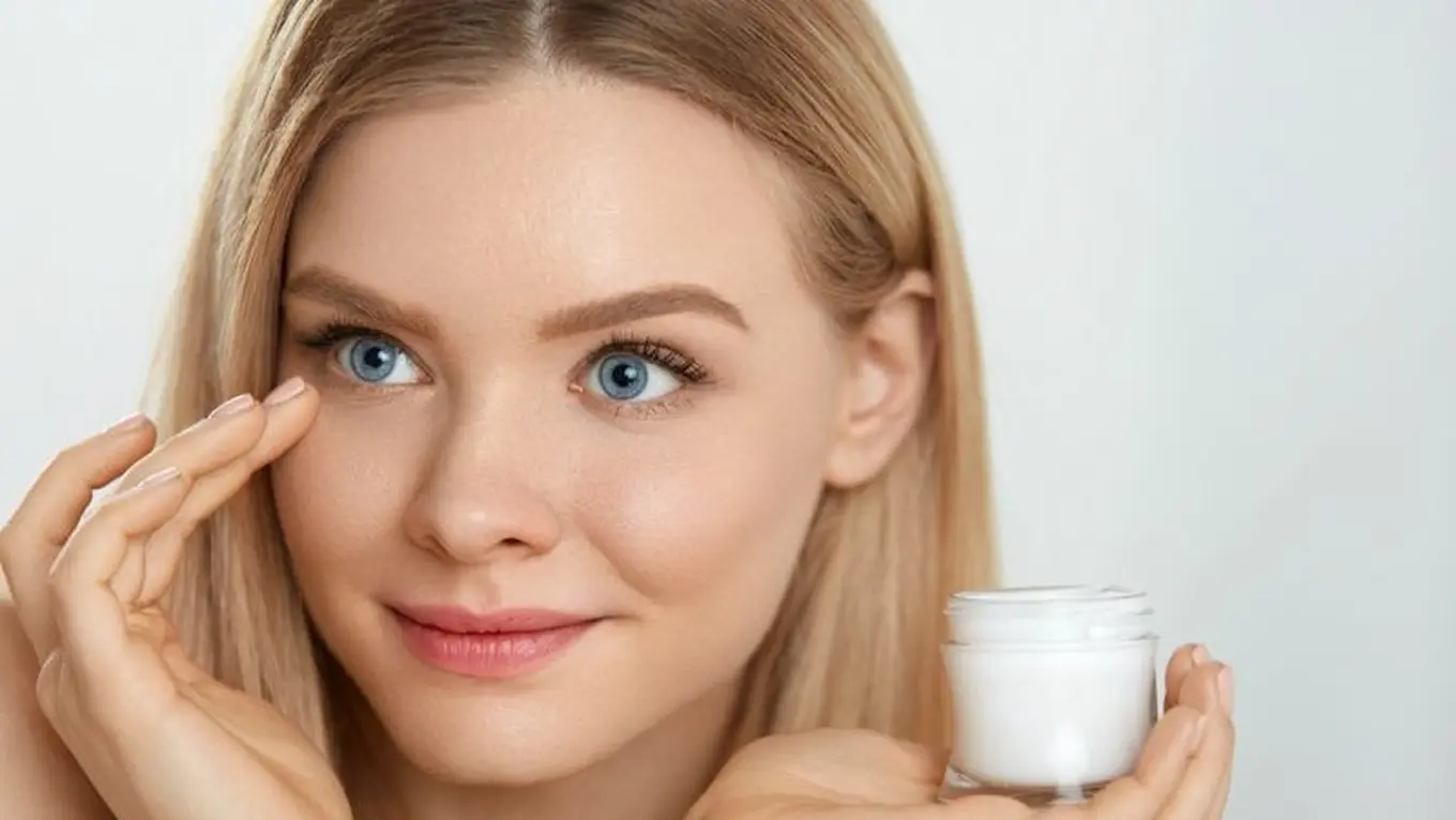 Tips Pakai Eye Cream agar Tidak Picu Milia Menurut Pakar Dermatologi