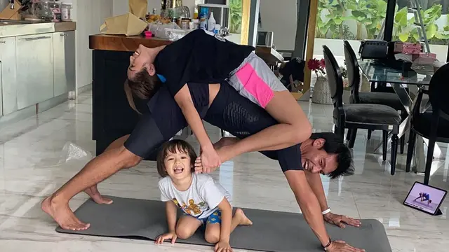 6 Gaya Jessica Iskandar Bareng Richard Kyle dan Anak Saat Yoga Ini Seru