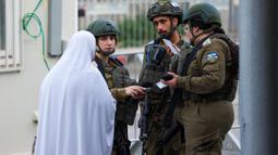 Muslim Palestina harus melintasi pos pemeriksaan ketat pihak Israel di Bethlehem, untuk menuju ke kompleks masjid Al-Aqsa di Yerusalem. (Hazem BADER/AFP)