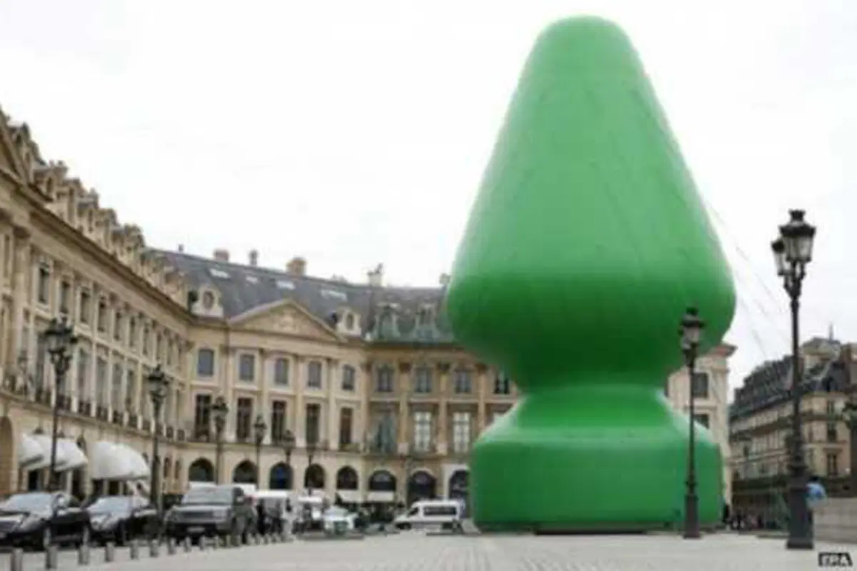 Patung 'alat bantu seks' di Paris, Prancis.